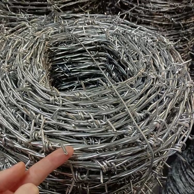 Barb φυλακών 2.8mm~1.8mm καυτός βυθισμένος γαλβανισμένος οδοντωτός φρακτών καλωδίων - αντι οξείδωση καλωδίων